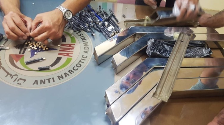 الشرطة تحبط محاولة تهريب آلاف من حبوب "الكبتاجون" المخدرة قادمة من تركيا في الخليل