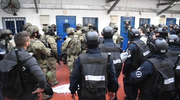 الاحتلال يعتدي على أسري قسم "12" في سجن عوفر