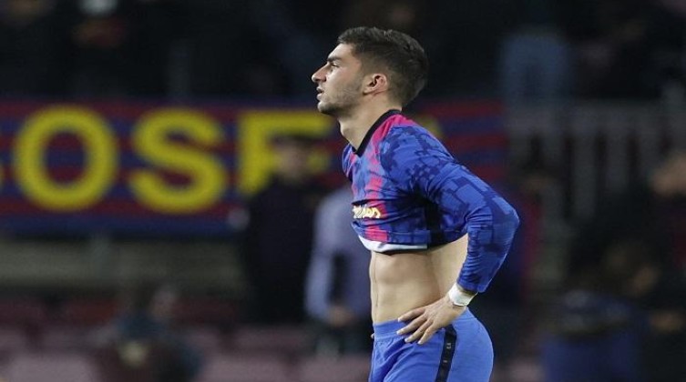 برشلونة يعلن إصابة مهاجمه فيران توريس