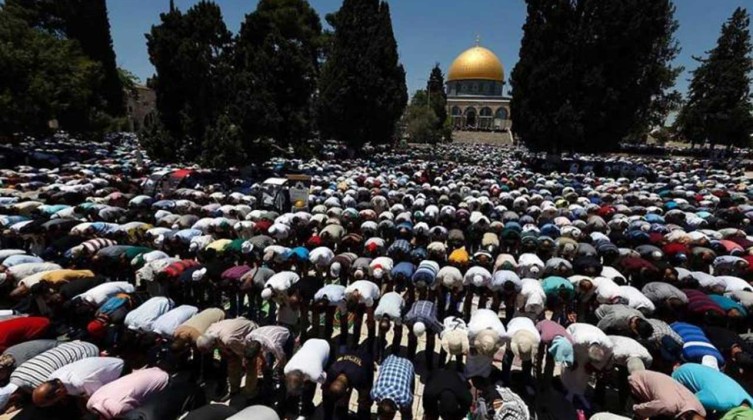 55 ألف مصل يؤدون صلاة الجمعة في المسجد الأقصى