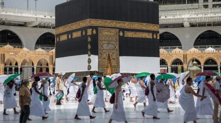 أبو الرب: الحجاج يؤدون صلاة الجمعة الأولى من شهر ذي الحجة ١٤٤٣