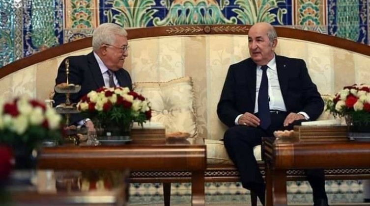 الرئيس عباس يصل إلى العاصمة الجزائرية.