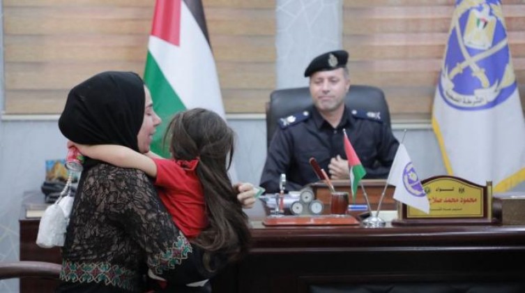 بالصور: "غزة": الشرطة تجمع شمل أم أردنية بطفلتها