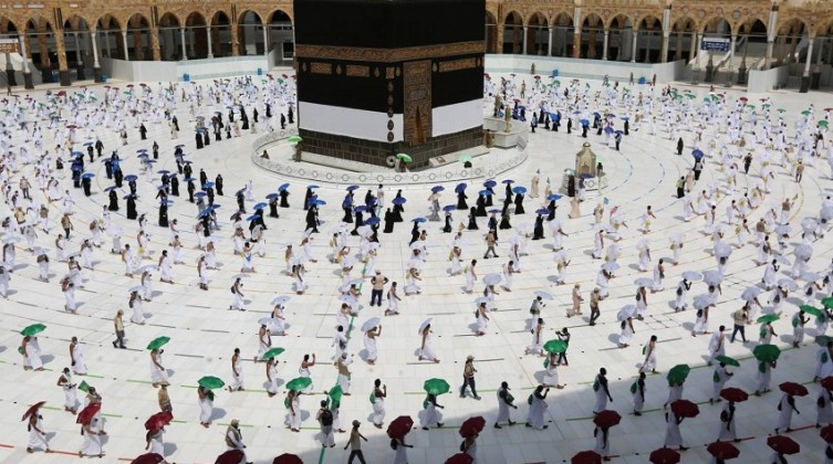 "السعودية" تعلن انطلاق موسم العمرة ووصول أول دفعت من معتمري الخارج