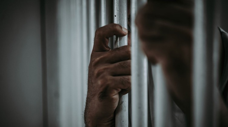 مركز فلسطيني: 250 معتقلًا أقلهم أمضي 40 عيدًا بسجون الاحتلال