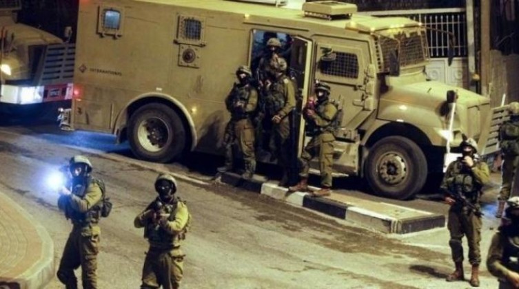 3 إصابات إحداها خطرة برصاص الاحتلال على حاجز حوارة بنابلس