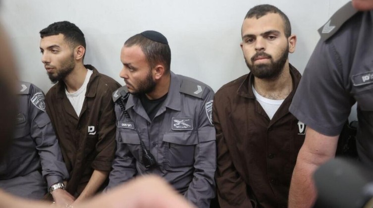 سجون الاحتلال تنقل منفذي عملية "إلعاد" إلى عزل سجن مجدو