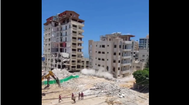 لحظة سقوط مبنى فندق غزة الدولي بعد تضرره خلال الحرب الأخيرة على القطاع