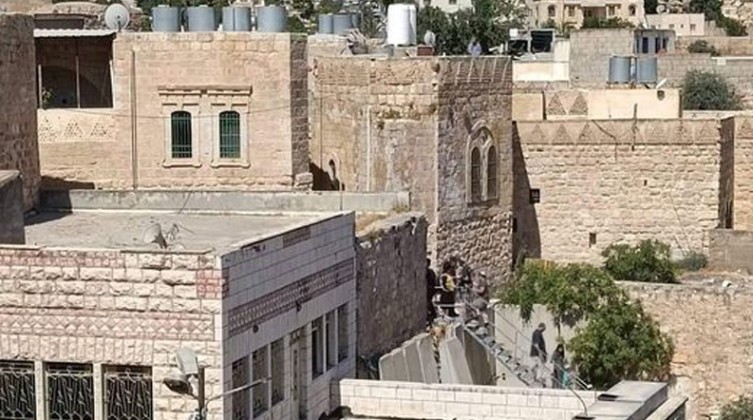 مستوطنون يستولون على منزل في البلدة القديمة من الخليل