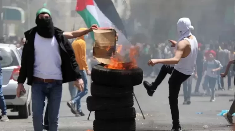 "هآرتس": الضفة تغلي وتل أبيب تخشى غياب  الرئيس "عباس"
