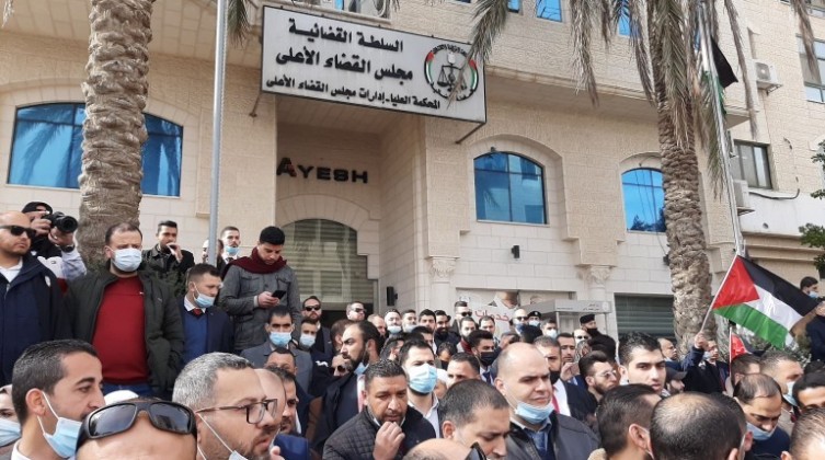 نقابة المحامين تعلن التصعيد وتُعلق العمل أمام المحاكم