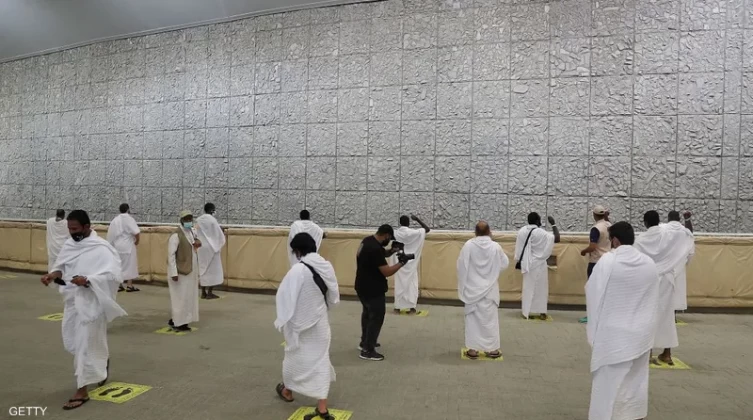 الحجاج يواصلون رمي الجمرات في مشعر منى ثاني أيام التشريق