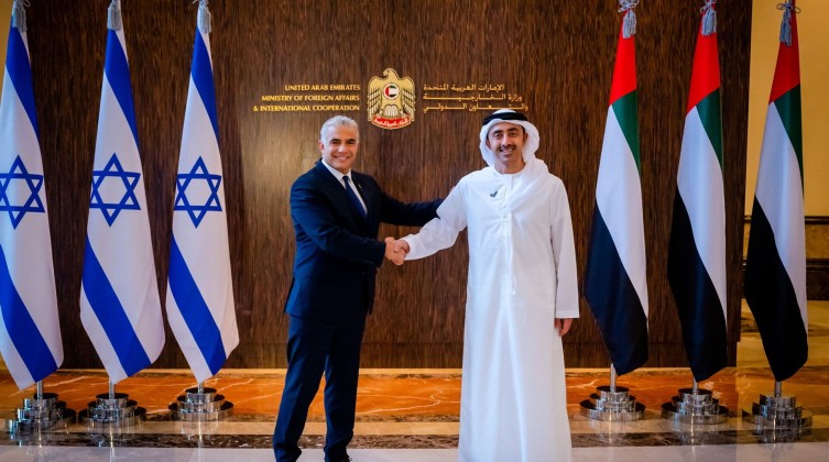 "لابيد" يهنئ بن زايد  بعيد الأضحى والأخير يهنئه برئاسته للوزراء
