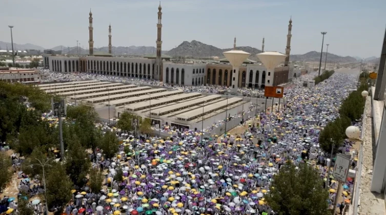 بالصور: ضيوف الحرام ينفرون من صعيد عرفات إلى مزدلفة