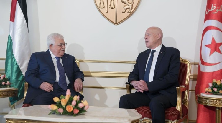 الرئيس عباس يشيد بالاستفتاء على الدستور التونسي الجديد