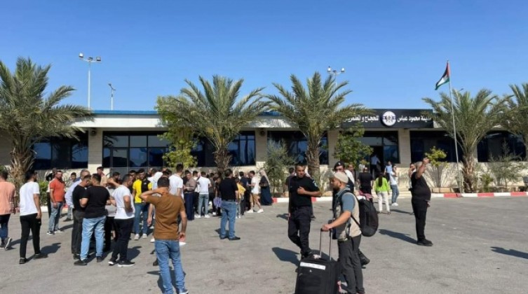 بالصور: وصول الفوج الأول من حجاج الضفة عبر معبر الكرامة