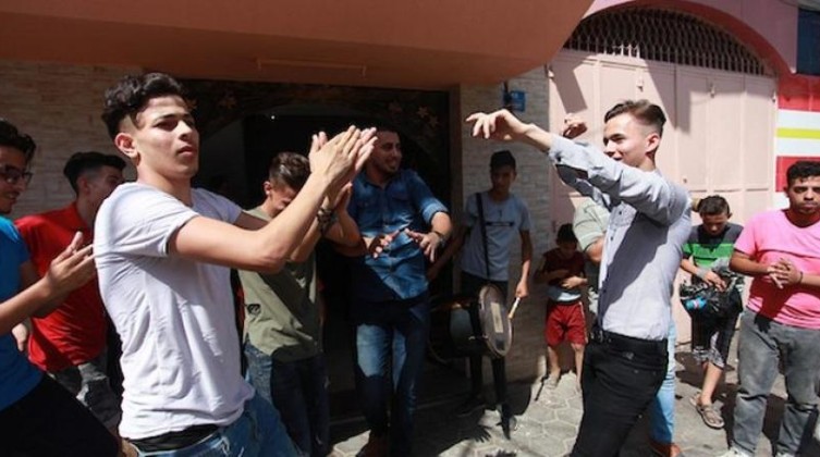 عدسة "اليوم الإخبـاري" ترصد فرحة أوائل طالبات الثانوية العامة في غزة