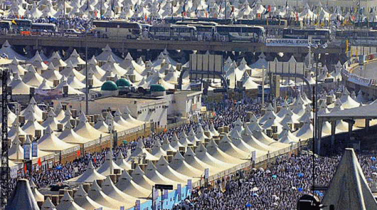 بالصور: الحجاج يتدفقون إلى مشعر منى لقضاء يوم التروية