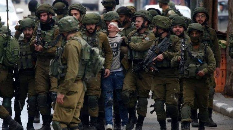 القدس المحتلة: الاحتلال يعتقل فلسطيني عند باب العامود
