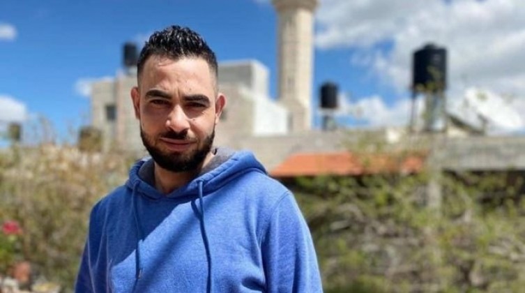 الأسير رائد ريان يعلق إضرابه عن الطعام