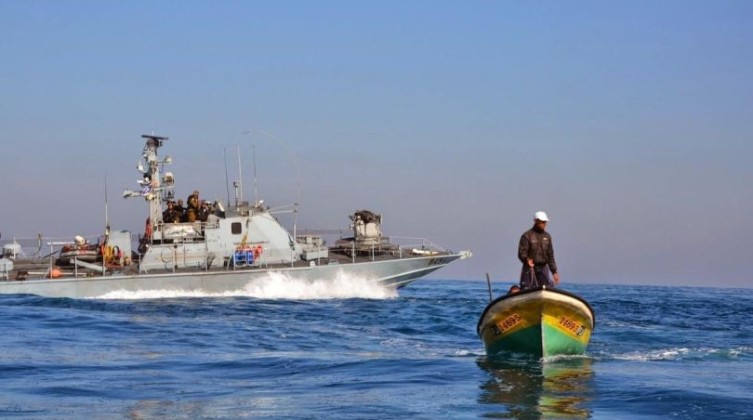 الاحتلال يستهدف الصيادين في بحر شمال قطاع غزة