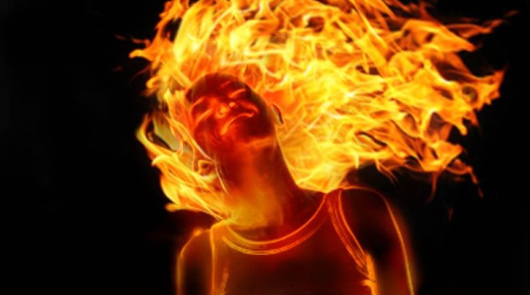 إصابة خطيرة لشاب أقدم على حرق نفسه شمال غزة