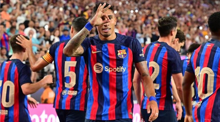 بالفيديو: رافينيا يقود برشلونة للفوز على ريال مدريد وديًا