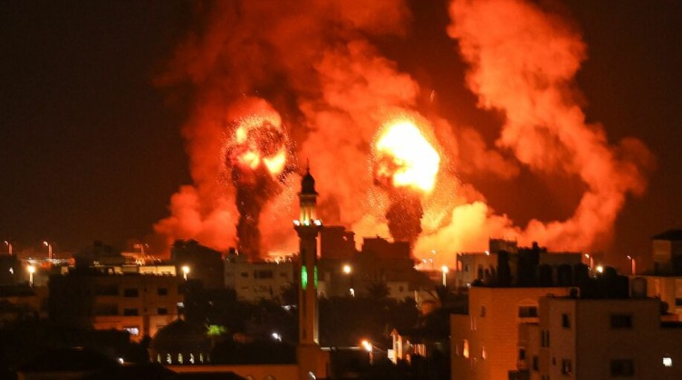 بالصور: طائرات الاحتلال تقصف مواقعًا للمقاومة في قطاع غزة