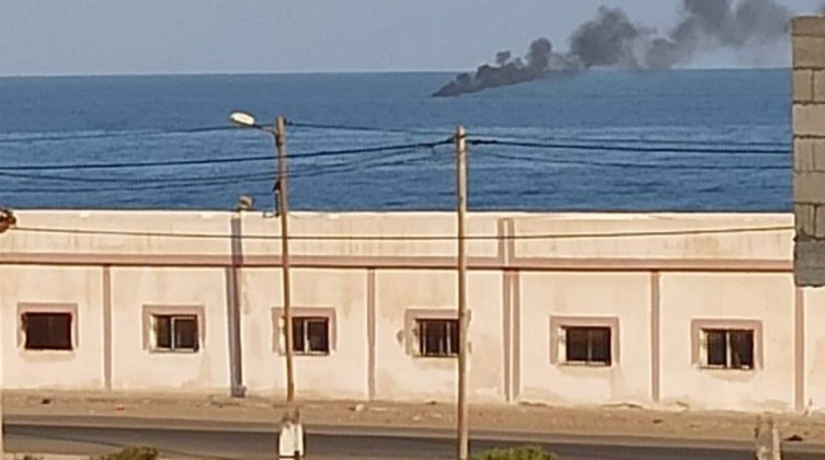 غزة: الاحتلال يحرق أحد قوارب الصيد في بحر رفح