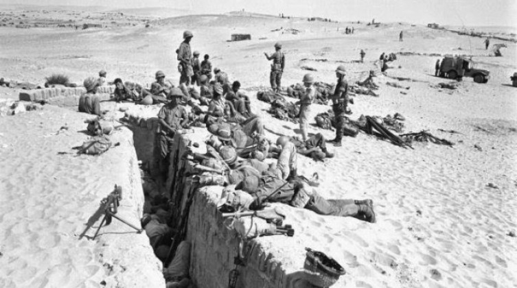 صحيفة عبرية: "إسرائيل" دفنت جنود مصريين في قبر جماعي تحت موقف سيارات بحرب 1967