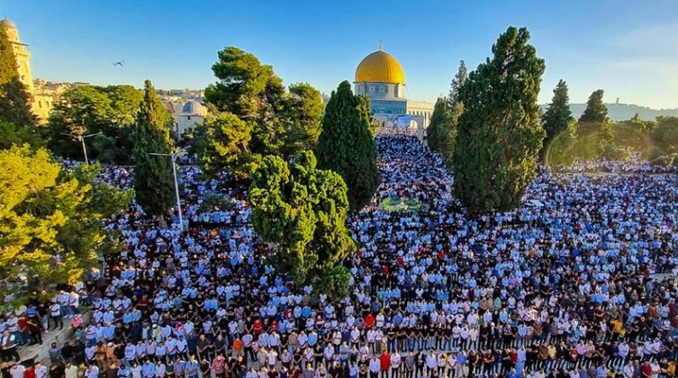 بالصور: 150 ألف مصلٍ يؤدون صلاة عيد الأضحى في رحاب الأقصى