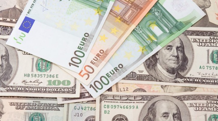 انخفاض سعر اليورو إلى مستوى لم يصله من قبل أمام الدولار
