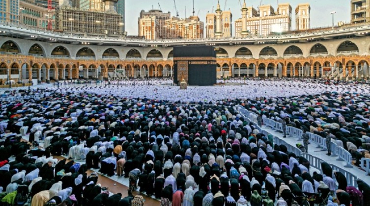 السعودية: حجاج بيت الله يواصلون أداء المناسك برمي الجمرات في أول أيام التشريق