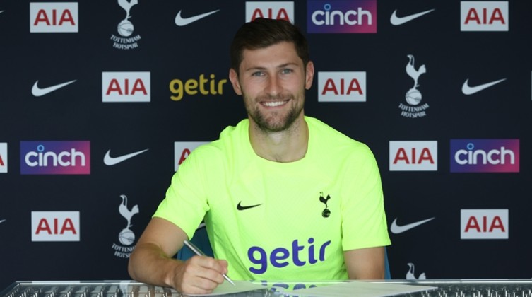 توتنهام يعلن رسميا تجديد عقد حارسه بن ديفيز