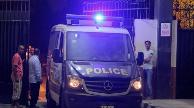 قاصر يقتل شقيقه أمام والدتهما.. والسبب "بنطلون"!
