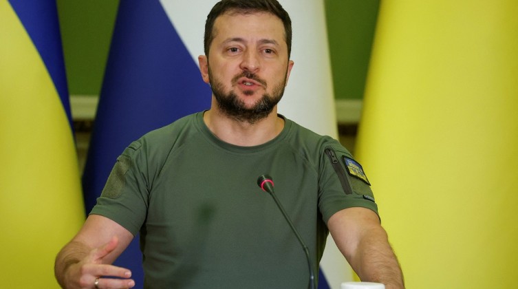 الرئيس الأوكراني يأمر بإجلاء السكان من مدينة دونيتسك