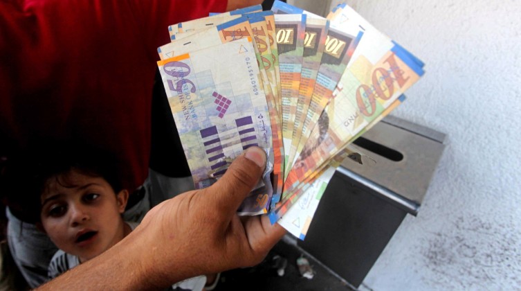 موعد صرف شيكات الشؤون الإجتماعية للأسر الفقيرة فى الضفة وغزة