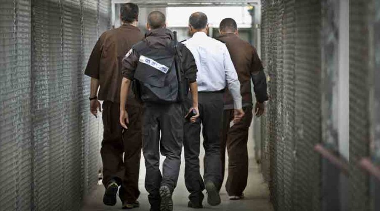 محكمة الاحتلال تمدد اعتقال 6 أسرى مقدسيين