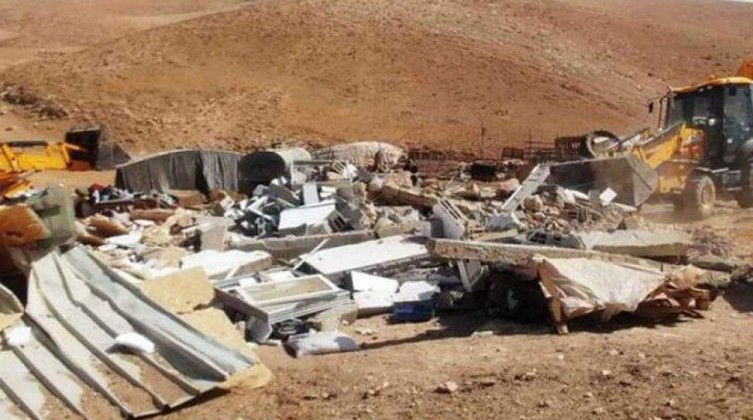 الاحتلال يهدم منزلا وخيمة سكنية جنوب الخليل