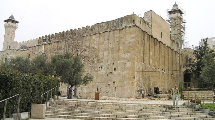 بالصور: تركيب ثريات داخل المسجد الإبراهيمي بالخليل