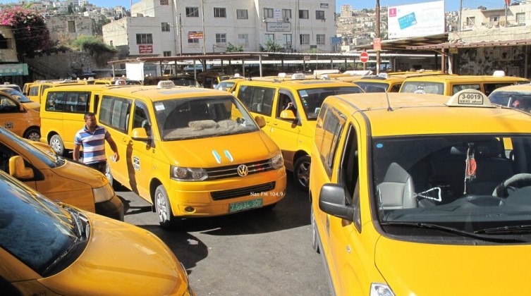 قرار بمنع قيادة المركبات التي تحمل ترخيص لوحات صفراء