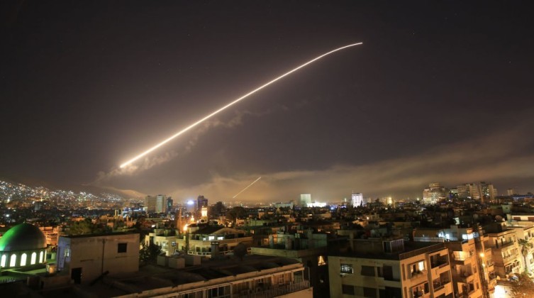 بالفيديو: الدفاعات الجويّة السوريّة تتصدى لعدوانٍ إسرائيلي على حلب