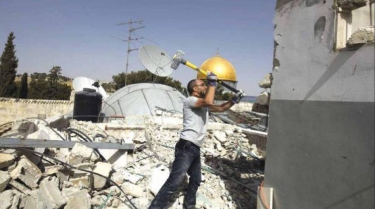 الاحتلال يجبر مقدسياً من العيسوية على هدم منزله