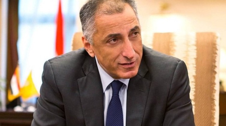 استقالة محافظ البنك المركزي المصري وتعيينه مستشارا للسيسي