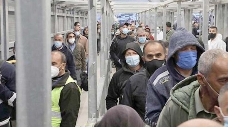 آلاف العمال يقررون الاضراب احتجاجا على تحويل رواتبهم للبنوك الفلسطينية