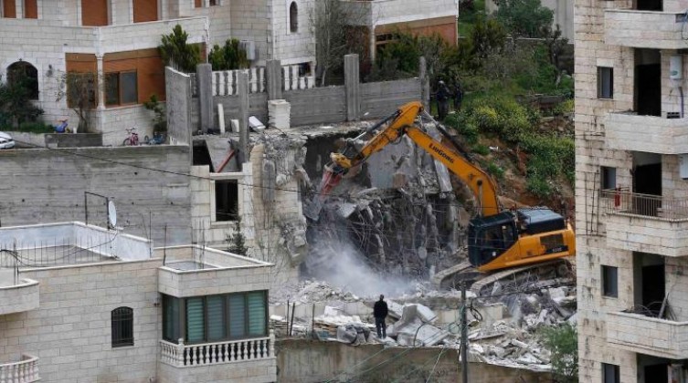 القدس المحتلة: الاحتلال يهدم أرضية منزل قيد الإنشاء