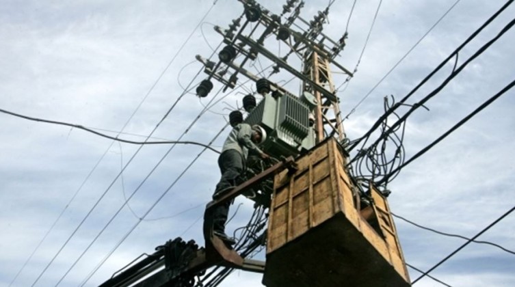 الاحتلال يخطر بإزالة شبكة كهرباء في نابلس