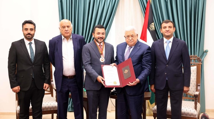 الرئيس الفلسطيني يُقلد عددًا من المناضلين الوطنيين نجمة الاستحقاق