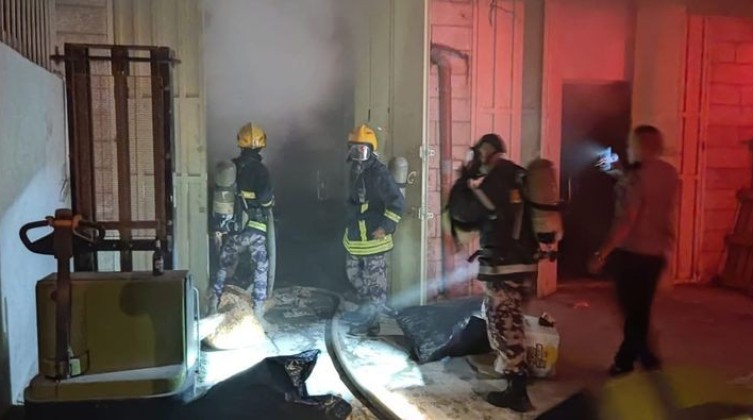 إخماد حريق بمعمل إنتاج رقائق غذائية شمال طولكرم