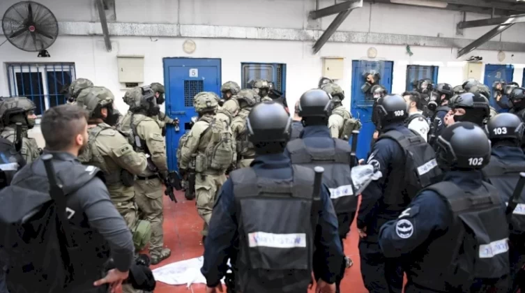 توتر شديد في سجون الاحتلال واستدعاء قوات إضافية